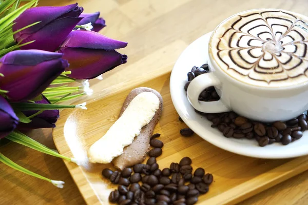 Beyaz bir fincan ve bir tepsi kurabiye cappuccino kahve. Kahve molası. Sabah kahvesi ve kahvaltı çerez. — Stok fotoğraf