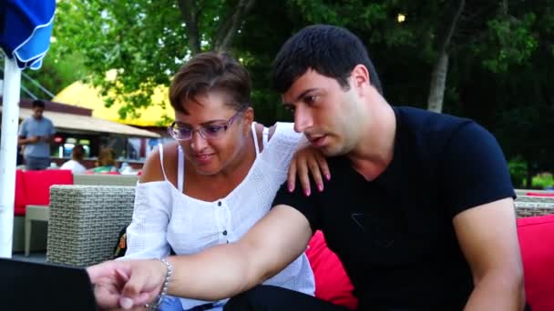 Пара пьет чай и болтает в кафе на открытом воздухе — стоковое видео