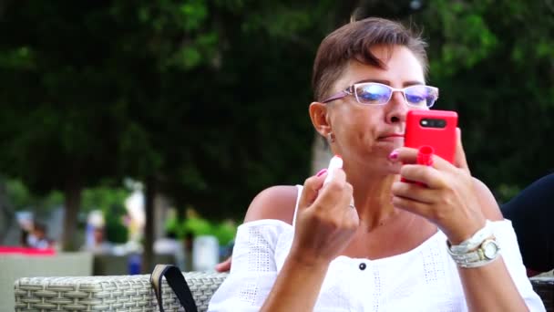 Couple drinking tea and chatting in the outdoor cafe — Stock Video