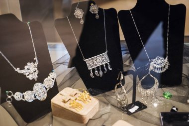 Güzel oryantal gümüş takı Hint, Arap, Afrika, Mısır. Moda egzotik Asya aksesuarları. Tribal Takı oryantal oryantal kostüm için. Küpe, bilezik.