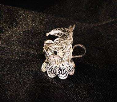 Oryantal Türk altın takı el yapımı. Altın bardak tutucu