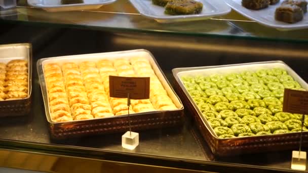 Τουρκική παραδοσιακή γλυκιά Τουρκική απόλαυση που πωλείται στην αγορά — Αρχείο Βίντεο