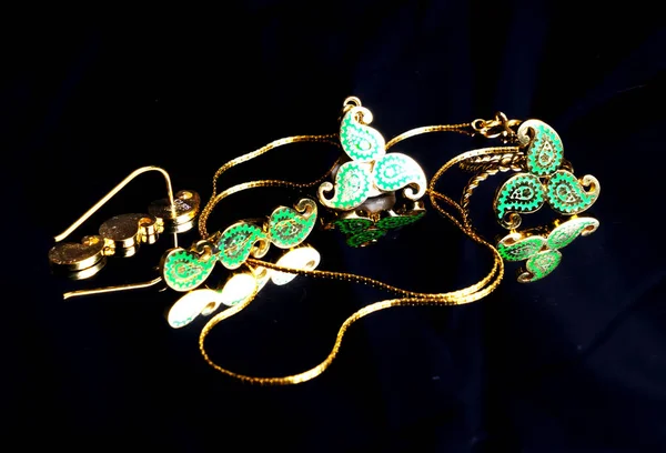 Χρυσή Ανατολική τουρκική vintage γυναικεία χειροποίητα κοσμήματα σε ένα μαύρο background.earrings, βραχιόλια, δαχτυλίδια, μενταγιόν — Φωτογραφία Αρχείου