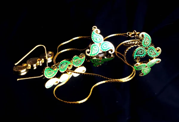 Altın Doğu Türk vintage kadın el yapımı takı üzerinde siyah bir background.earrings, Bilezikler, yüzükler, Kolyeler