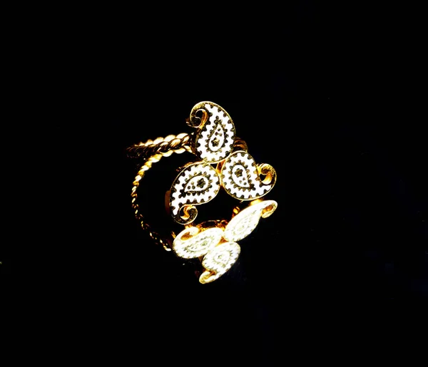 Arany Kelet-török vintage női Kézi feldolgozásu ékszerek, a fekete background.earrings, karkötők, gyűrűk, medálok — Stock Fotó