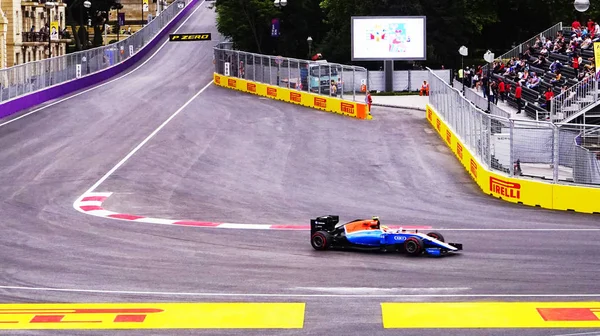 Azerbayjan, Baku -17 června, 2016: Formule 1, Grand Prix Evropy závodní auto závody ve vysoké rychlosti na dráze rychlostí — Stock fotografie
