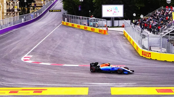 Azerbayjan, Bakı -17 Haziran, 2016: Formula 1, yüksek hızda hızlı yolda yarış Avrupa Grand Prix yarış arabası