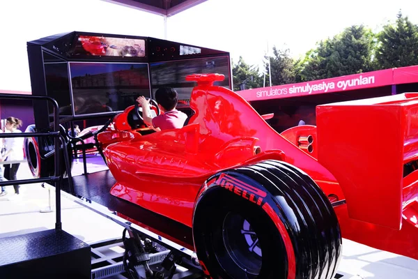 Baku, Azerbajdzsán - 2016. május 17.: A nagy közönség Expo Tuning Baku nyilvános versenyautó szimulátor, a Ferrari F1-es a premier automotive specialitás — Stock Fotó