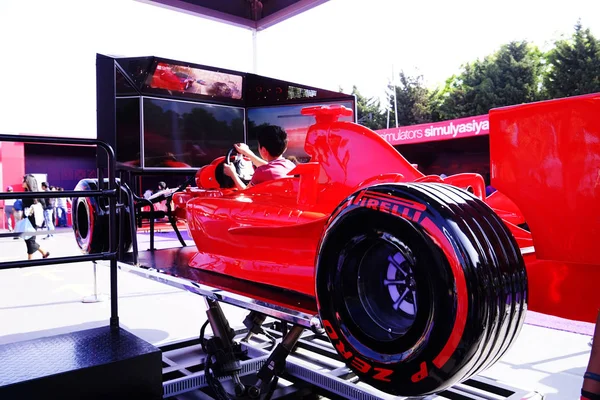 BAKU, AZERBAIJAN - 17 Mei 2016: Simulator mobil balap publik di Ferrari F1 dengan penonton besar di Expo Tuning Baku adalah spesialisasi otomotif utama — Stok Foto