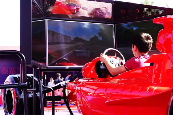 BAKU, AZERBAIJAN - 17 DE MAYO DE 2016: Simulador de coches de carreras públicas en Ferrari F1 con gran audiencia en la Expo Tuning Bakú es la principal especialidad automotriz —  Fotos de Stock