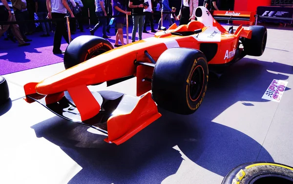 BAKU, AZERBAIJAN - MAY 17, 2016: Public race car Simulator on Ferrari F1 with large audience at Expo Tuning Baku is the premier automotive specialty — Stock Photo, Image