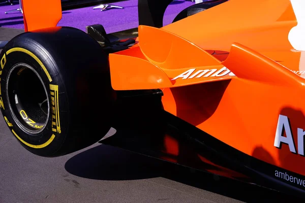 BAKU, AZERBAIJAN - 17 DE MAYO DE 2016: Simulador de coches de carreras públicas en Ferrari F1 con gran audiencia en la Expo Tuning Bakú es la principal especialidad automotriz —  Fotos de Stock