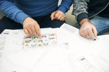 Projede ofis binasında çalışma ortakları