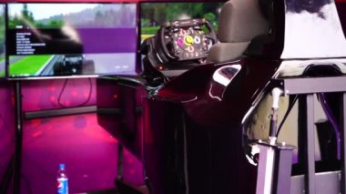 Bakü, Azerbaycan - 17 Mayıs 2016: Genel yarış araba Ferrari F1 simülatörü Expo Tuning Bakü de büyük izleyici ile en önde gelen otomotiv özel olaydır