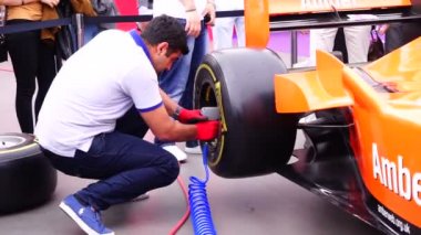 Bakü, Azerbaycan - 17 Mayıs 2016: Genel yarış araba Ferrari F1 simülatörü Expo Tuning Bakü de büyük izleyici ile en önde gelen otomotiv özel olaydır