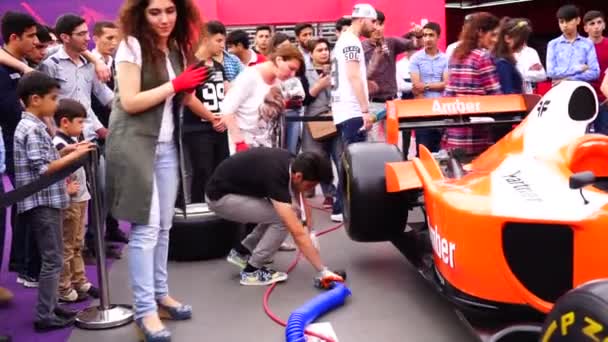 BAKU, AZERBAIJAN - 17 MAI 2016 : Simulateur de voiture de course publique sur Ferrari F1 avec un large public à Expo Tuning Baku est le premier événement spécialisé dans l'automobile — Video