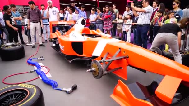 Bakü, Azerbaycan - 17 Mayıs 2016: Genel yarış araba Ferrari F1 simülatörü Expo Tuning Bakü de büyük izleyici ile en önde gelen otomotiv özel olaydır — Stok video