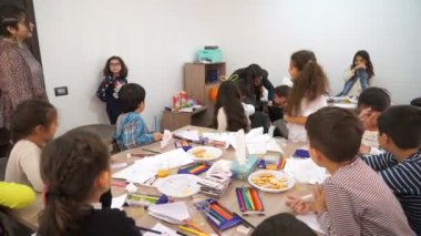 Bakü, Azerbaycan, 16 Ekim, 2016: çocuklu küçük odada sanat nesneleri oluşturma