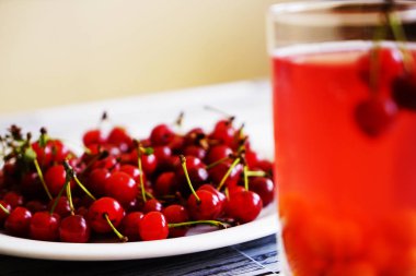 bardak haşlanmış tatlı kiraz meyve