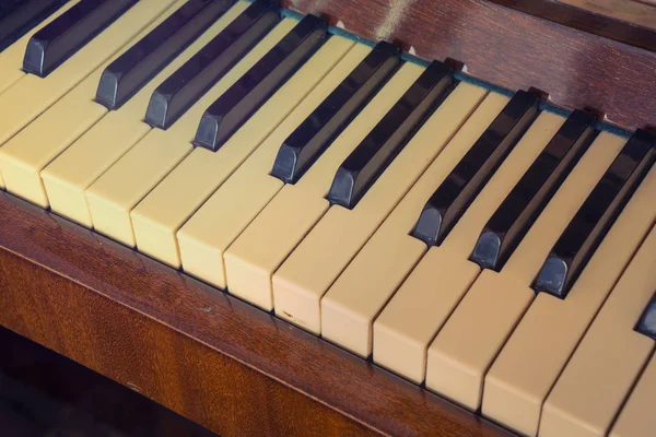 Tangentbord piano, sidovy av instrumentet musikalisk redskap. — Stockfoto
