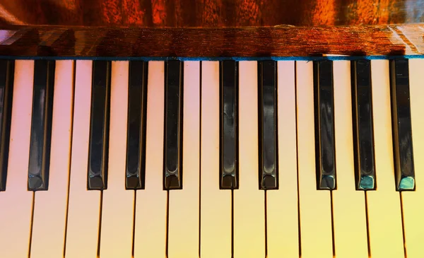 Tangentbord piano, sidovy av instrumentet musikalisk redskap. — Stockfoto