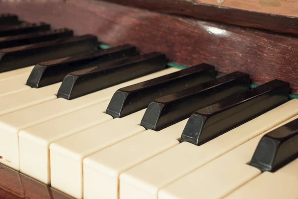 Tangentbord piano, sidovy av instrumentet musikalisk redskap. — Stockfoto