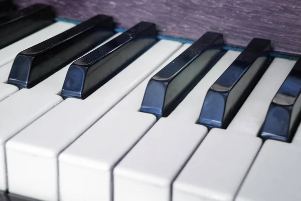 Tangentbord piano, sidovy av instrumentet musikalisk redskap. — Stockfoto