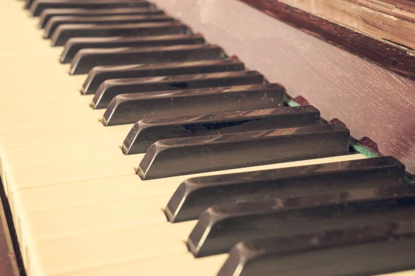 Tangentbord piano, sidovy av instrumentet musikalisk redskap. — Stockfoto