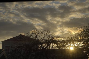 Güzel gün batımı ve şehir, kasaba turuncu bulutlar,