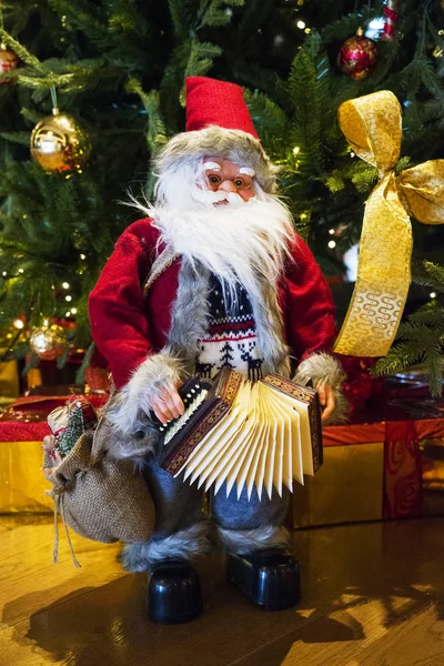 Papai Noel trazer o saco com presentes para o Natal — Fotografia de Stock