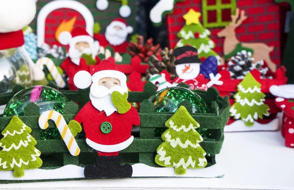 Père Noël apporter le sac avec des cadeaux pour Noël — Photo