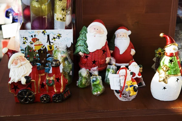 Santa Claus brengen de zak met cadeaus voor kerst — Stockfoto