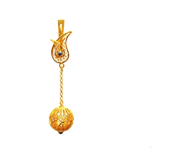 Kvinnliga Golden östra turkiska vintage womens handgjorda smycken på en vit background.earrings, — Stockfoto