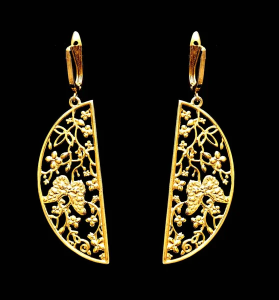 Όμορφη ανατολίτικα χρυσά κοσμήματα τουρκικής Γυναικεία Σκουλαρίκια μαύρο φόντο — Φωτογραφία Αρχείου