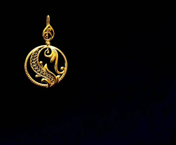 Szép keleti török arany ékszer női fülbevaló fekete háttér — Stock Fotó