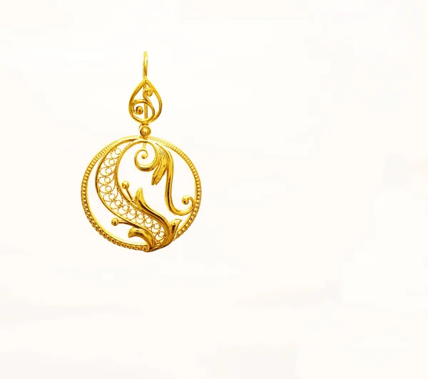 Kvinnliga Golden östra turkiska vintage womens handgjorda smycken på en vit background.earrings, — Stockfoto