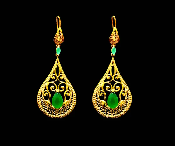Krásná orientální zlaté turecké šperky dámské náušnice černé pozadí — Stock fotografie