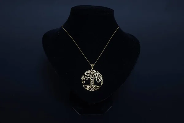 Güzel antika oryantal Türk altın takı Bayan Zincir kolye el yapımı siyah arka plan ile — Stok fotoğraf