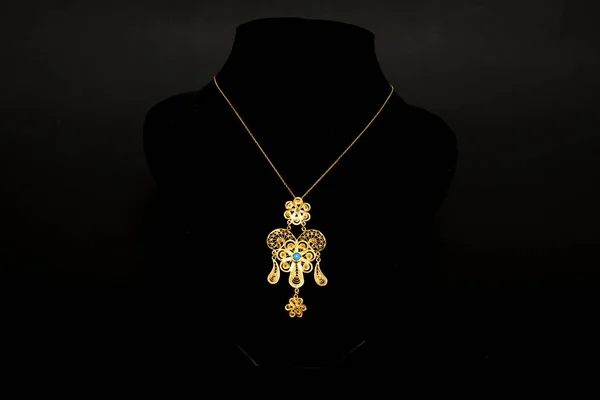 Bonito antigo oriental turco ouro jóias mulheres cadeia com pingente de fundo preto artesanal — Fotografia de Stock