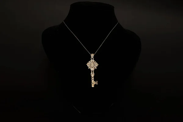 漂亮的古董东方土耳其黄金首饰女性链挂件手工制作的黑色背景 — 图库照片