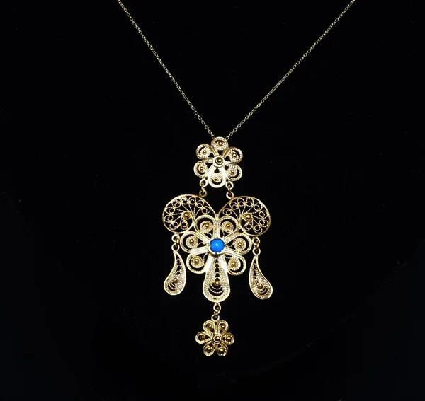 Piękne zabytkowe orientalne turecki złota biżuteria damska łańcuch z wisiorek ręcznie czarne tło — Zdjęcie stockowe