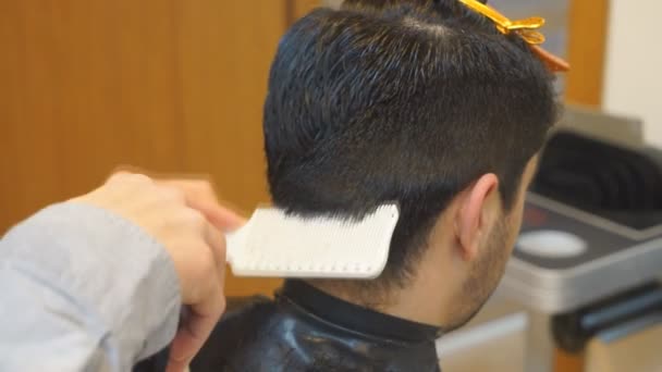 Zblízka muži účes s clipper v holičství. Stříhání vlasů muži holičství. Kadeřníci muži. Barber řeže do klientského počítače pro účesy. — Stock video