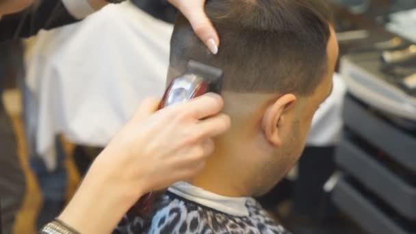 Primer plano de los hombres corte de pelo con clipper en la barbería.Corte de pelo de los hombres Barbería. Hombres peluqueros. Peluquero corta la máquina cliente para cortes de pelo . — Vídeo de stock