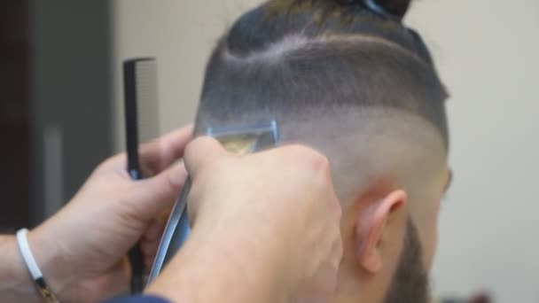 Close up of men haircut with clipper in the barbershop.Haircut men Barbershop. Men Hairdressers. Barber cuts the client machine for haircuts. — Stock Video