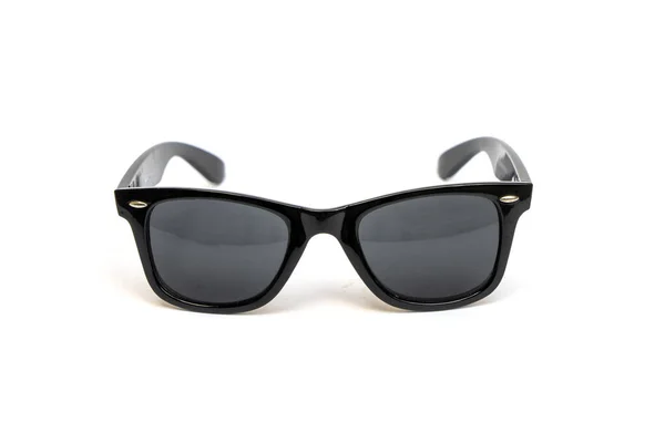 Чорні стильні чоловічі сонцезахисні окуляри, ізольовані на білому тлі . — стокове фото