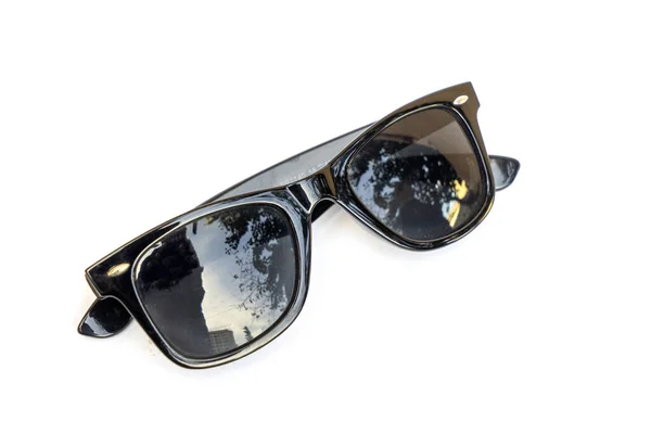 Чорні стильні чоловічі сонцезахисні окуляри, ізольовані на білому тлі . — стокове фото