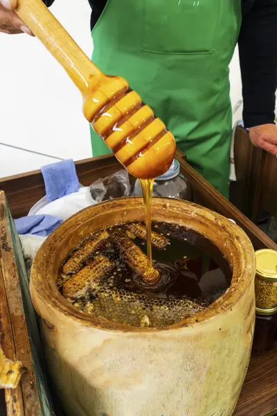 Mézes kanál eltemetve egy hordó illatos friss mézben. Közelkép, egészséges táplálkozás koncepció. — Stock Fotó