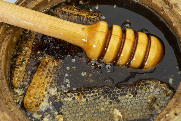 Cuillère à miel enfouie dans un tonneau de miel frais parfumé. Gros plan, concept de saine alimentation . — Photo