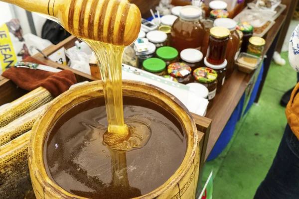 Mézes kanál eltemetve egy hordó illatos friss mézben. Közelkép, egészséges táplálkozás koncepció. — Stock Fotó