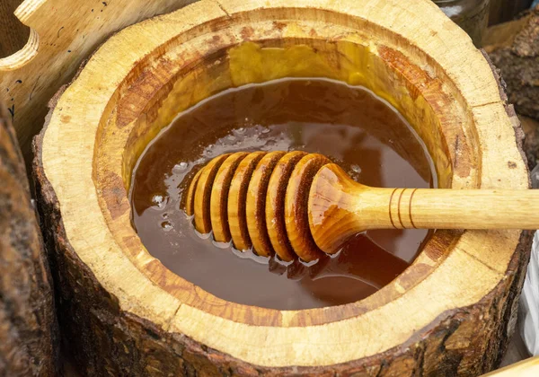Colher de mel enterrada em um barril de mel fresco perfumado. Close-up, conceito de alimentação saudável . — Fotografia de Stock